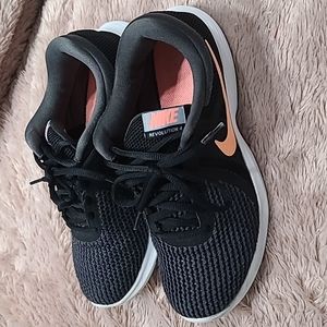 Womens Nike Revolution 4 Sz 7